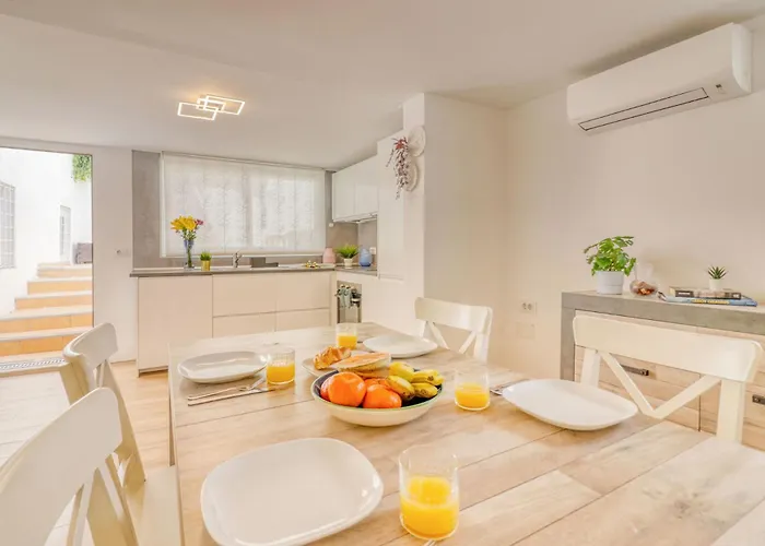 Family With Terrace, Hot Tub, Pool, View And Grill In וילה *