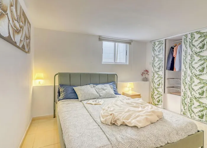 Family With Terrace, Hot Tub, Pool, View And Grill In Vila