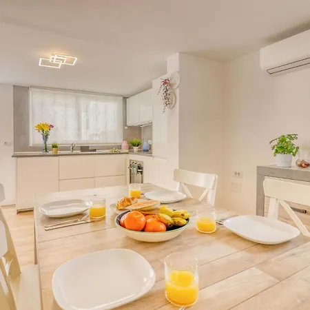 Family With Terrace, Hot Tub, Ac, Pool, View And Grill In Villa *