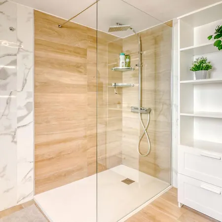 Family With Terrace, Hot Tub, Pool, View And Grill In 빌라